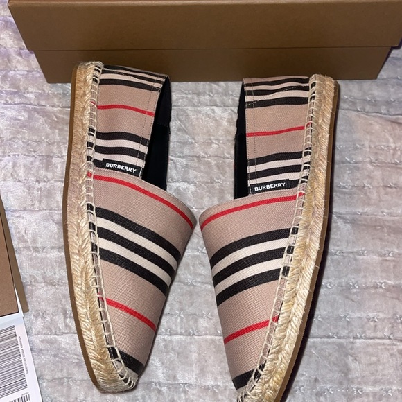 Burberry 100% authentic espadrilles Color is archive beige size 39. Never used. - Picture 6 of 12